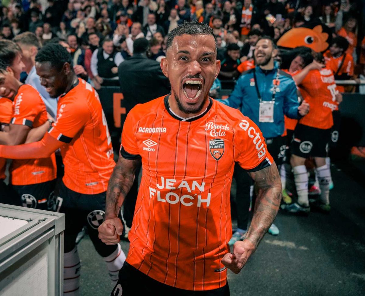 Igor Silva comemora título pelo Lorient, na França