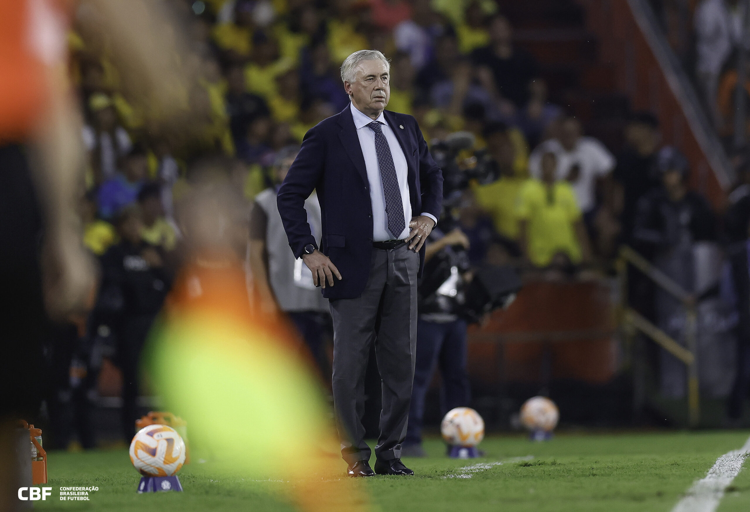 Carlo Ancelotti à beira do campo em estreia pela Seleção Brasileira