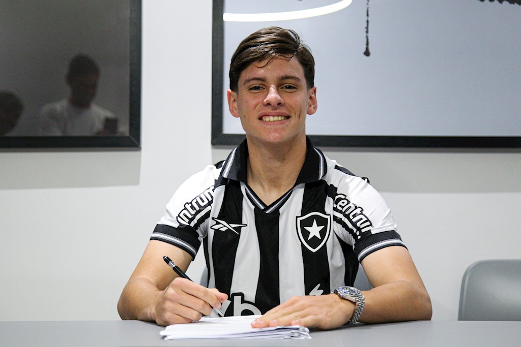 O meio-campista Álvaro Montoro assina contrato com o Botafogo na janela de transferências do Mundial