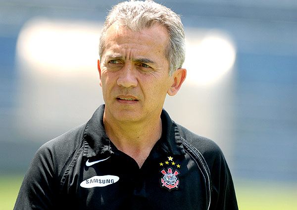 Nelsinho Baptista, reinador do primeiro título brasdileiro da história do Corinthians, anuncia aposentadoria do futebol