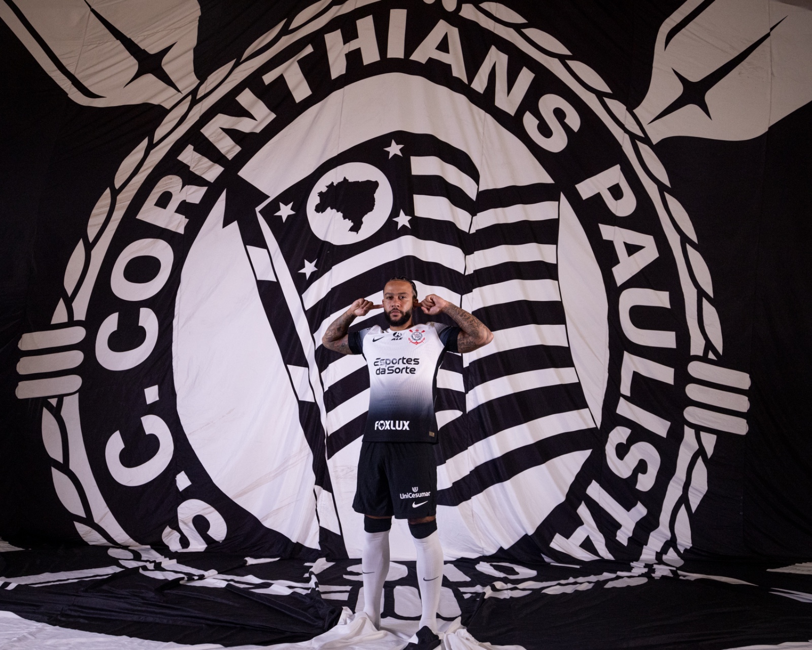 Memphis Depay negocia renovação contratual com o Corinthians