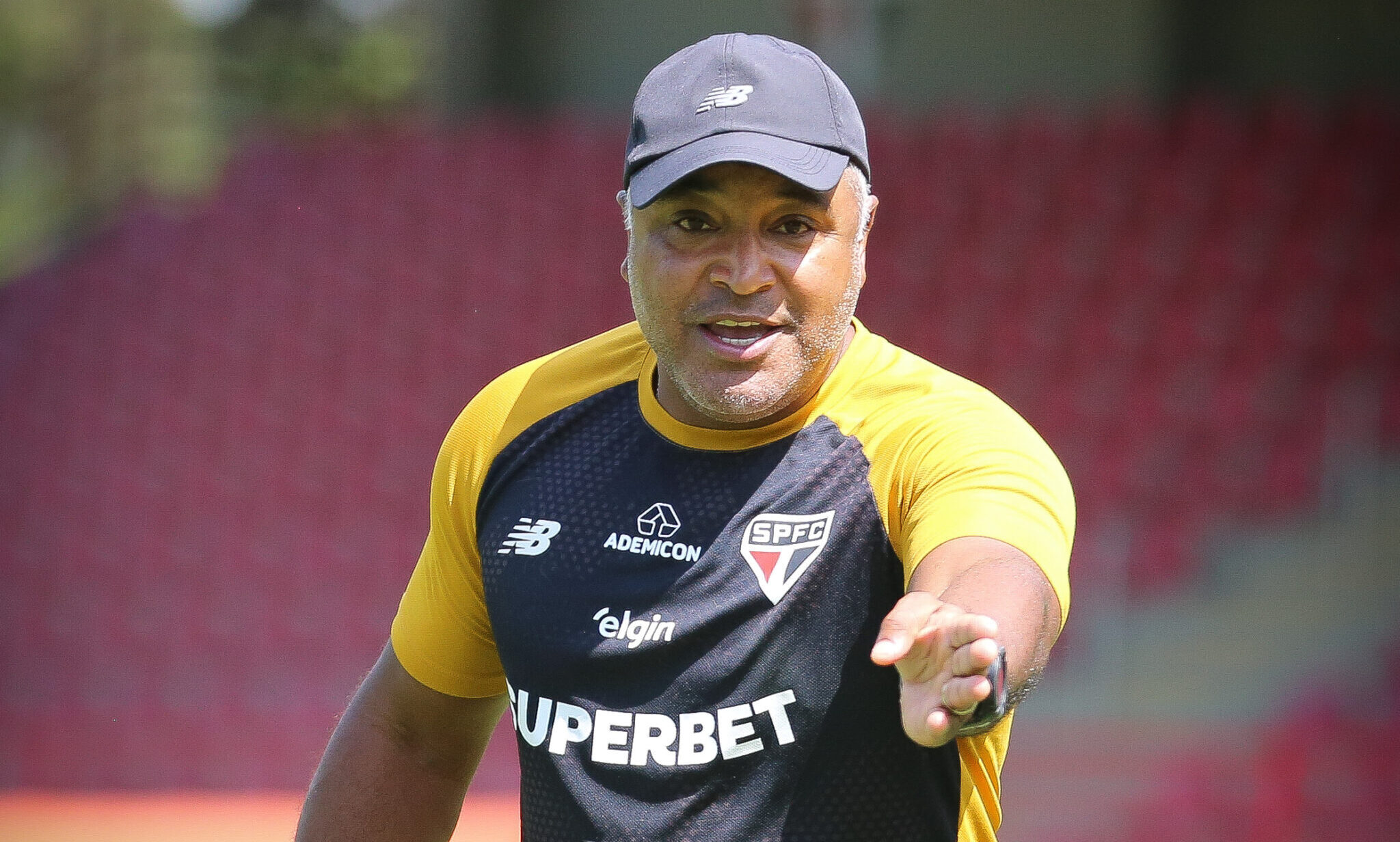 Roger Machado demitido do São Paulo após eliminação na Copa do Brasil