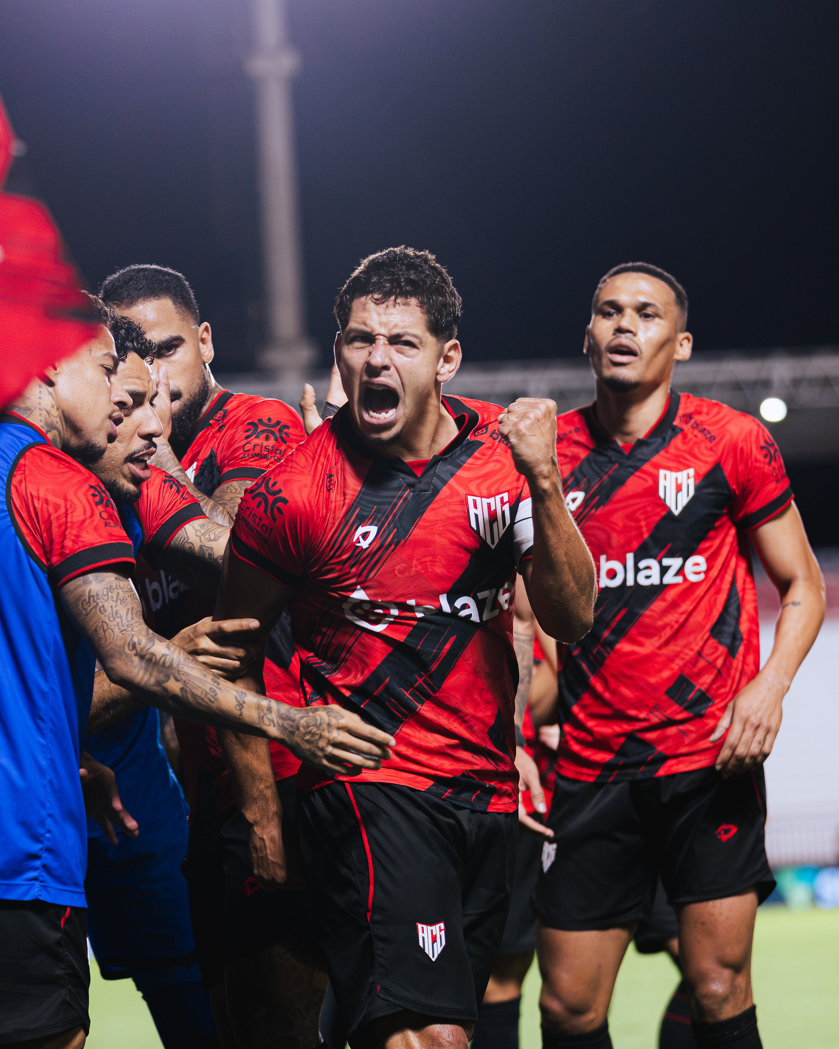 Guilherme Marques comemora gol pelo Atlético-GO contra o Ceará
