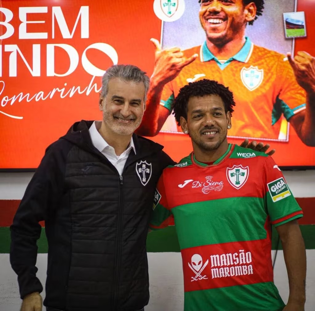 Romarinho com a camisa da Portuguesa