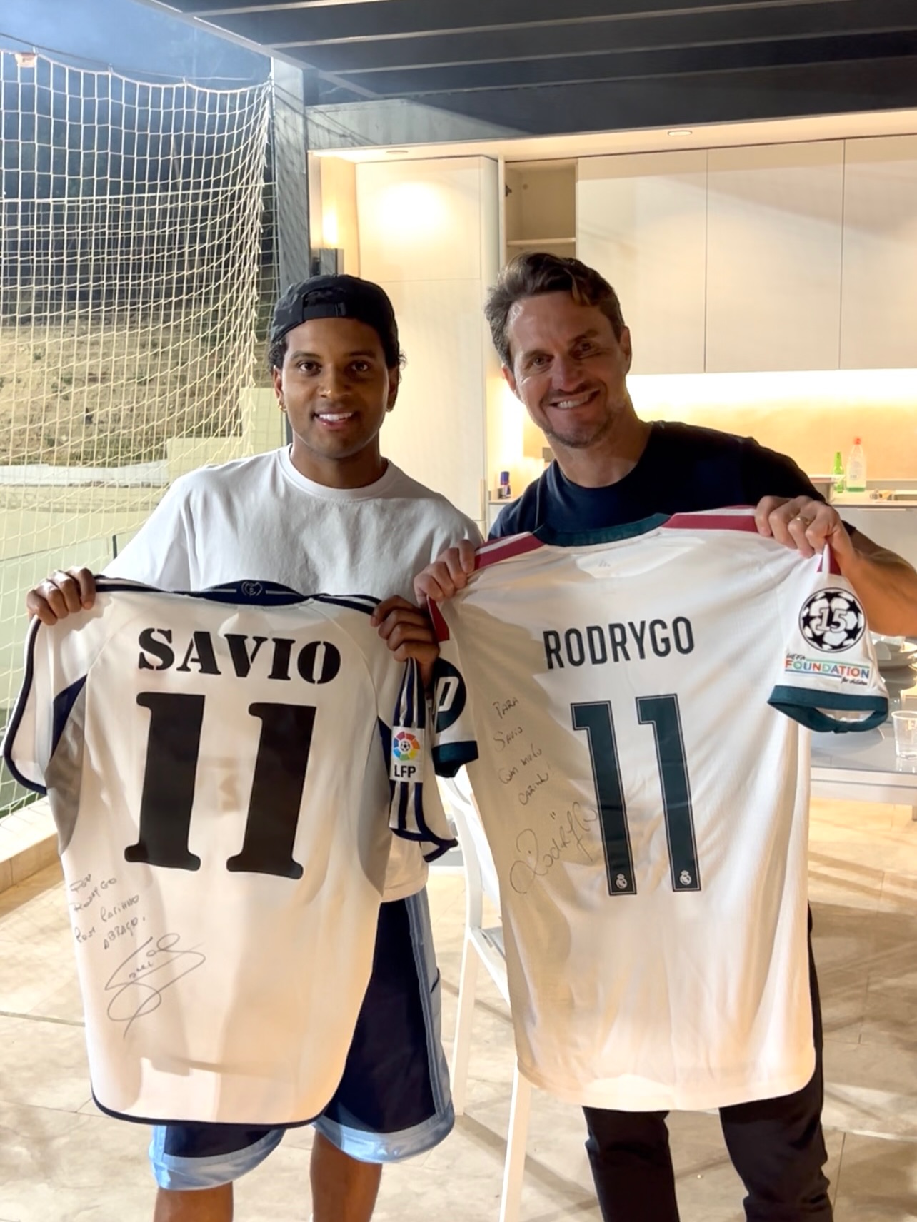 Savio e Rodrygo trocam camisas do Real Madrid