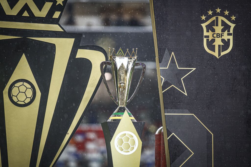 Taça da Supercopa Rei (Créditos: Marcos Júnior/CBF)